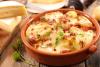 Tartiflette en una cazuela de barro.