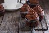 Bizcochitos de chocolate decorados con penachos de ganache.