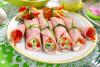 Rollitos de jamón y queso cremoso con pimiento rojo.