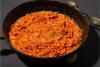 Arroz jollof en una sartén.