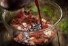 Carne de vanado fresca con una marinada de vino tinto, hierbas de monte y ajo.