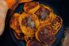 Tortitas de calabaza, o frituras de calabaza, con azúcar a la canela.