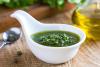 Un cucharón de loza con salsa verde italiana.