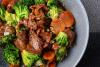 Un cuenco con carne y brócoli salteados.