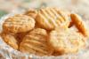 Una fuente de vidrio con galletas de queso caseras.