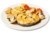 Merluza guisada en cazuela con gambas y almejas.