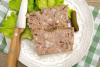 Dos rodajas de paté de cerdo sobre lechuga.