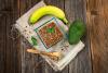 Postre de aguacate, banana y chocolate decorado con coco rallado.