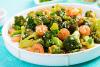 Gambas salteadas con brócoli al estilo vietnamita en una fuente.