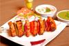 Kebab de panir servido con salsas aparte.