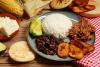 Variante del pabellón cirollo, plato nacional venezolano, que lleva queso y otros ingredientes además de carne, arroz y caraotas negras.