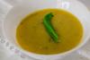 Una taza con sopa de plátano verde.