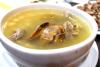 Un cuenco con caldo de menudillos.