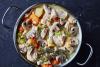 Cazuela de pollo con verduras y hortalizas, cocinada al estilo francés.