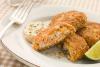 Pasteles de cangrejo al estilo de Maryland con mayonesa al curry.