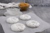 Merengues veganos hechos con aquafaba.
