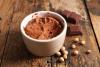 Un recipiente con mousse vegano de chocolate oscuro hecho con aquafaba.