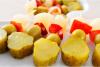 Banderillas con rodajas de pepinillo, aceitunas, pimiento y cabollitas en vinagre.