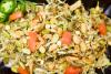 Detalle de una ensalada burmesa de hojas de té.