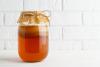 Un tarro de kombucha casero con su capa de SCOBY.