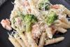 Pasta a los dos salmones en un plato.