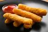 Varitas de queso frito con salsa de tomate.