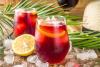 Dos vasos de tinto de verano con rodajas de limón.