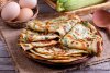 Tortitas finas de calabacín, queso y hierbas.