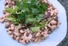 Ensalada de legumbres con lentejas, alubias blancas, hojas variadas, perejil y una vinagreta a la cebolla.
