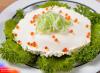 Una forma de presentar la ensalada de caviar y queso, IA generada.