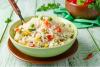 Un plato de arroz blanco con verduras.