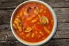 Un plato de fabes con almejas.
