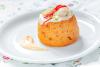 Mousse de pescado y gambas decorada con cebollino picado y acompañada de mayonesa.