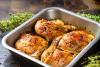 Pollo troceado asado con hierbas, IA generativa.