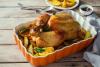 Pollo y patatas asados al limón en una fuente.