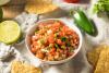 Salsa cruda picada o pico de gallo, una salsa mexicana.