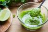 Salsa guasacaca fresca, con aguacate, lima y cilantro.