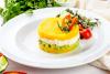 Causa limeña con pollo y aguacate.