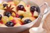 Ensalada de frutas otoñales aromatizada con anís estrellado.
