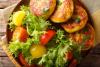 Llapingachos con ensalada.
