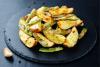 Patatas y judías verdes asadas en el horno.