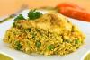 Un plato con arroz con pollo al estilo peruano.