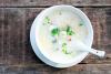 Un cuenco con arroz congee.