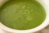 Un cuenco con gazpacho verde de espinacas.