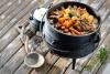 Potjiekos, un guisado sudafricano, en el típico caldero de tres patas que se usa para cocinarlo.
