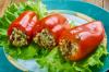 Pimientos rellenos de arroz y hierbas sobre un lecho de lechuga.