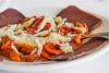 Ensalada de bacalao y pimiento asado, esgarrate, acompañada de mojama.