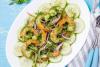 Una fuente con aguachile de camarones sobre rodajas de pepino.
