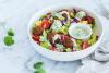 Ensalada con falafel y aliño de tahini.
