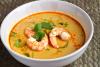 Un cuenco con sopa de gambas al curry con leche de coco.
